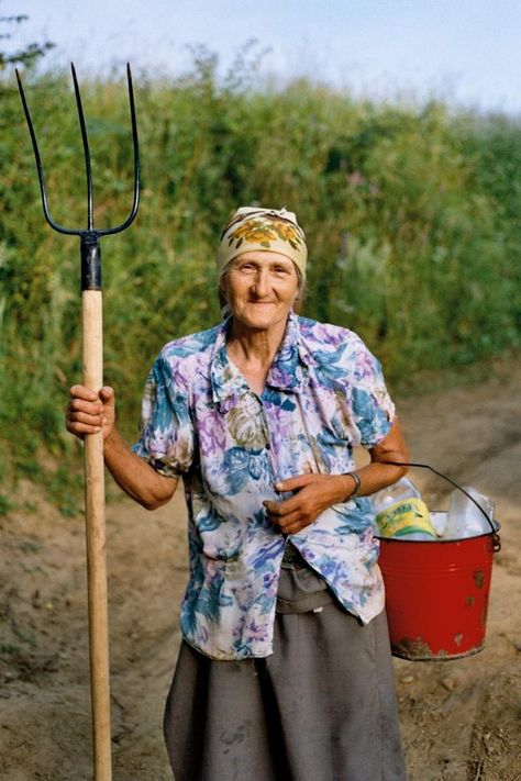 Eastern European Farmer Farmer Woman, Female Farmer, Game Rules, Market Ideas, Farmer Wife, Alphabetical Order, We Are The World, Rural Life, Aging Well