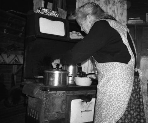 Appalachian Recipes, Appalachian People, American Folk Music, Southern Culture, Mountain Music, Jack And The Beanstalk, Alley Cat, Southern Gothic, Appalachian Mountains