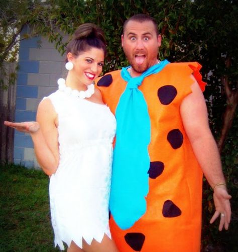 Cheap & Easy Last Minute DIY Halloween Couples Costumes Wilma Flintstone Costume, Fred Flintstone Costume, Diy Halloween Couples, Flintstones Halloween Costumes, Flintstone Costume, Fred And Wilma Flintstone, Diy Adult Halloween Costumes, Flintstones Costume, Diy Fantasia