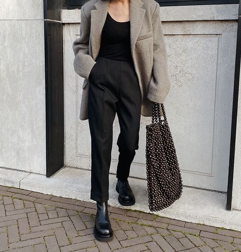 Bottega Veneta Boots Street Style, Black Boots Outfit Work, Chunky Black Boot Outfits, Bottega Boots Outfit, Bottega Veneta Boots Outfit, Bottega Veneta Lug Boots, Oversized Blazer Outfit, Stile Kendall Jenner, Outfit Minimalist