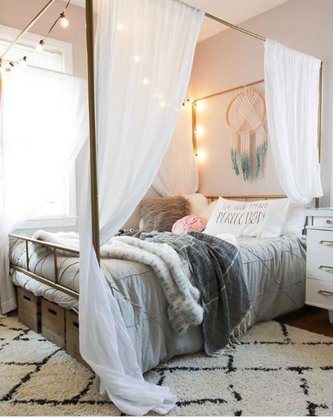 the boo and the boy: 4 poster bed Johnson House, Modern Boho Style, Stylish Bedroom Design, Neutral Bedrooms, Funky Decor, Canopy Bed, Stylish Bedroom, Dressing Room Design