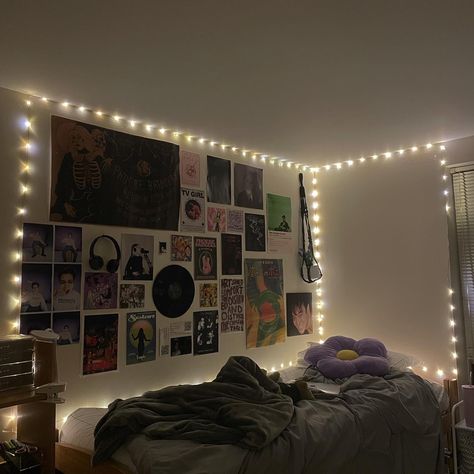 Dorm Room With Led Lights, Dorm Room Fairy Lights Decorating Ideas, Dorm Led Lights, Dorm Room Led Lights, Fairy Light Dorm, Dorm Room Fairy Lights, Girls College Dorm Room Ideas, Room Inspo Cozy, Dorm Room Aesthetic