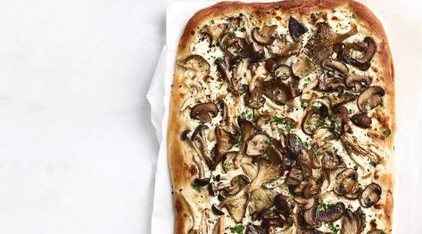 Mushroom White Pizza White Pizza Recipe, White Pizza Recipes, Pizza Bianca, Four A Pizza, Mushroom Pizza, White Pizza, Homemade Dough, Pizza Recipes Homemade, Easy Pizza