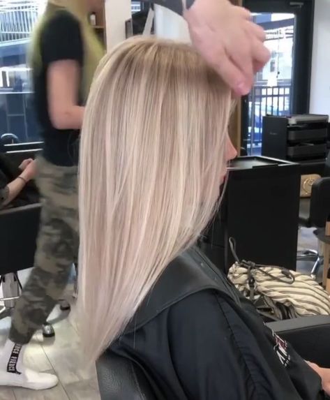 Ice Blonde Highlights On Blonde Hair, Champagne Blonde Hair Balayage, Balayage Hair Blonde Medium, Blonde Hair Goals, Ice Blonde Hair, Perfect Blonde Hair, Dyed Blonde Hair, Light Blonde Hair, Honey Blonde Hair