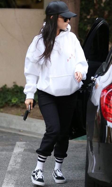 Kardashian Style Casual, Kardashian Casual Outfit, Kourtney Kardashian Style, Mommy Outfits, Kardashian Outfit, Bollywood Outfits, Winter Fashion Outfits Casual, Casual Outfit Inspiration, Casual Day Outfits