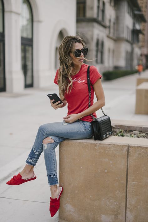 I N S T A G R A M @sobretacos Red Tshirt Outfit, Day Outfits Casual, Valentines Day Outfits Casual, Red Shirt Outfits, Cute Valentines Day Outfits, Hello Fashion, Casual Chique, Day Outfits, Valentines Outfits