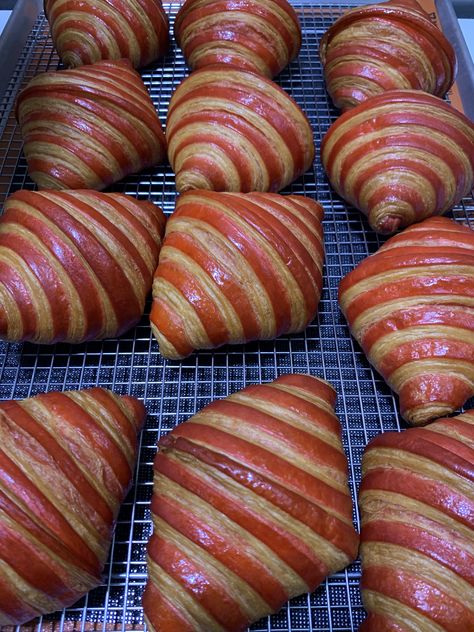 Bicolor Croissant, Red Croissant, Raspberry Croissant, Vegan Croissants, Crossant Recipes, French Croissants, French Croissant, Homemade Croissants, Gourmet Sandwiches