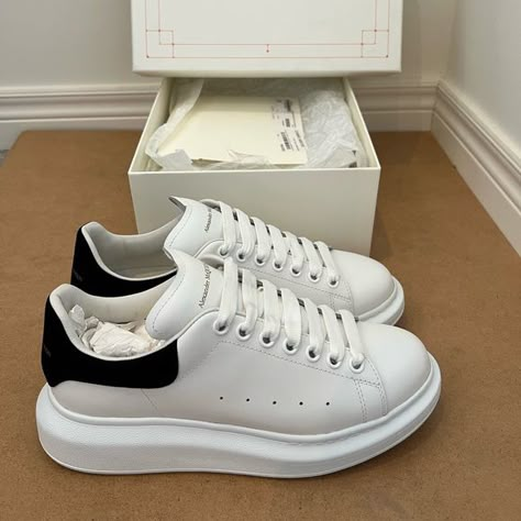 ALEXANDER MCQUEEN Size 41 SNEAKER PELLE S. GOMMA LARRY DAIM VELOUR Alexander Mcqueen Aesthetic, Alexander Mcqueen Sneakers, Birthday Money, Mcqueen Shoes, Alexander Mcqueen Shoes, Soft Classic, Dream Shoes, Things To Buy, Capsule Wardrobe