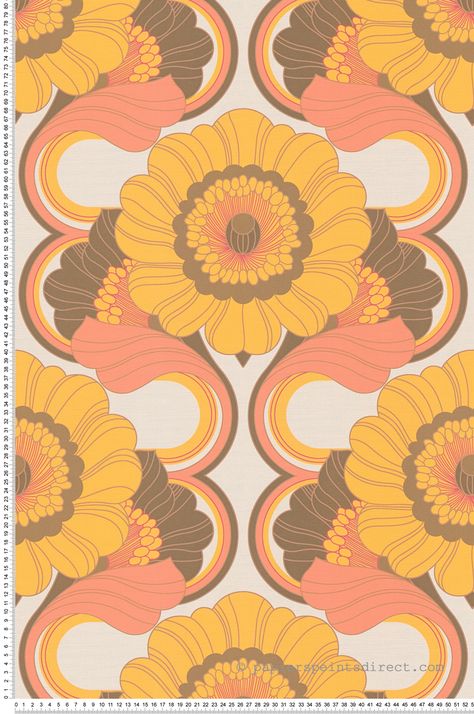 Faites un bon dans le temps grâce à ce papier peint au look des années 70. Ces grandes fleurs graphiques disposées à la manière Art Déco créeront un décor osé. Plus rétro que jamais, cette association de nuances corail, marron et jaune moutarde sur fond blanc apportera une touche d’originalité et de gaieté à votre pièce. Nature Vintage, Motif Vintage, Retro Chic, Vintage 70s, Leroy Merlin, Orange, Pattern, Art