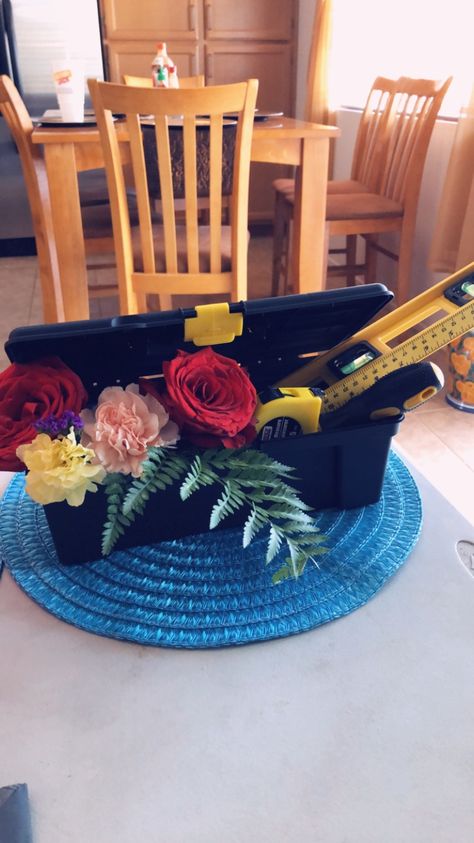 Floral Arrangements For Fathers Day, Father’s Day Centrepiece, Toolbox Centerpiece Ideas, Tools Centerpiece Ideas, Tool Box Centerpiece Ideas, Tool Box Decorating Ideas, Father's Day Party Decorations Ideas, Father Day Centerpiece Ideas, Tool Centerpieces