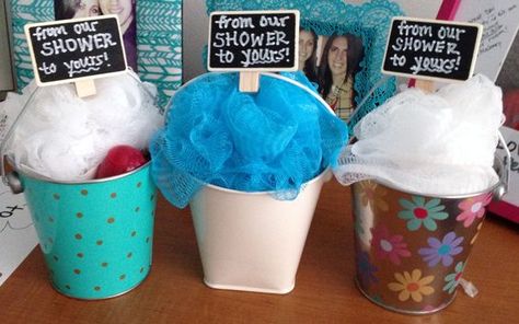 Prizes for baby shower games- mini buckets filled with loofa, body wash, lip balm, and body lotion. "From our shower to yours!": Baby Shower Game Gifts, Baby Shower Game Prizes, Shower Prizes, Boy Baby Shower Games, Baby Shower Prizes, Game Prizes, Trendy Baby Shower Ideas, Baby Shower Table, Shower Bebe