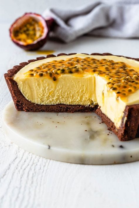 Passionfruit Dessert, Passion Fruit Tart, Passionfruit Tart, Chocolate Cookie Crust, Passionfruit Recipes, Chocolate Crust, Dessert Aux Fruits, Pie Tart, Sweet Pie