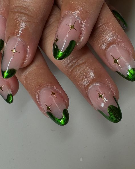 Fresh polygel set ✨ ✮this green chrome on my Amazon ⛓️ in b!0 ┊ ┊ ┊ ┊ ┊ ┊ ┊ ┊ ┊ ┊ ˚★⋆｡˚ ⋆ ┊ ┊ ┊ ⋆ ┊ ┊ ★⋆ ┊ ◦ ★⋆ ┊ . ˚ ˚★ #polygel #watchmework #watchmedonails #dieprettynails #pinkmasknails #polygelsacramento #gel #gelxnails #gelx #gelxsacramento #gelxsac #916nails #nailart #nailsnailsnails #altnailtech #halloween #spooky #thenailcoven #elkgrovenails #chromenails Green Chrome Halloween Nails, Nails Design With Gold, Blue Polygel Nails, Nails Acrylic Chrome, Chrome Halloween Nails, Polygel Nails Design, Gold Nail Designs, Pink Mask, Green Chrome