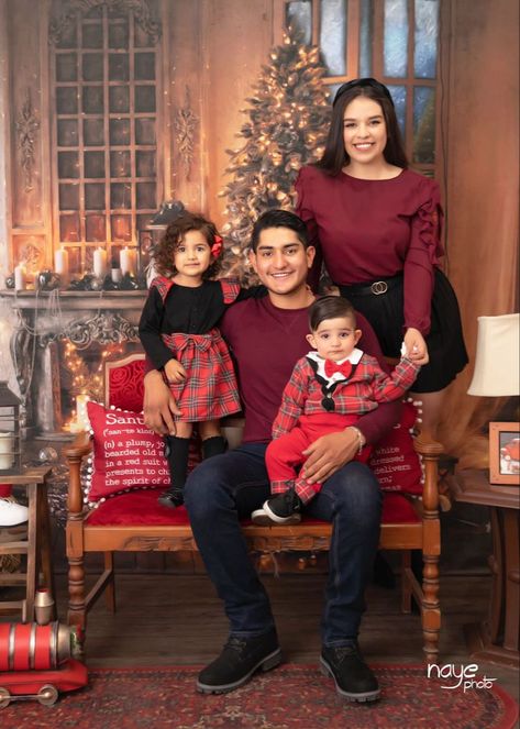 familia outfits Christmas Outfit Ideas Family, Christmas Photoshoot Ideas Family Indoor, Diy Christmas Family Photo, Christmas Photoshoot Outfits, Christmas Family Photo Outfits, Christmas Outfits For Family Pictures, Outfit Navidad, Family Christmas Pictures Outfits, Christmas Photo Ideas