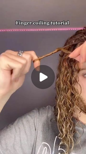 The Hair Addict on Instagram: "This #ShoutoutMonday is a mini tutorial on how to finger coil your strands for perfect curls!

 Credits: @romain.berg_" How To Finger Curl Hair, Way To Curl Your Hair, Finger Curls, Finger Coils, Curl Your Hair, Mini Tutorial, Curl Hair, Hair Raising, Perfect Curls