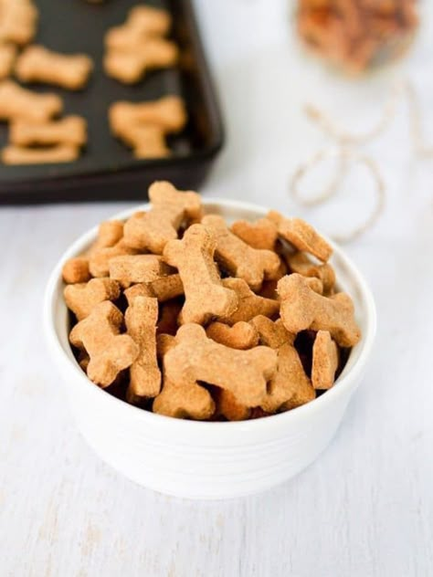 Peanut Butter Dog Treats | Eating Bird Food Homemade Peanut Butter Dog Treats Recipe, Dog Cookie Recipes, Homemade Dog Cookies, Diy Dog Food, Dog Biscuit Recipes, Doggy Treats, Easy Dog Treats, Dog Biscuit, Peanut Butter Dog Treats