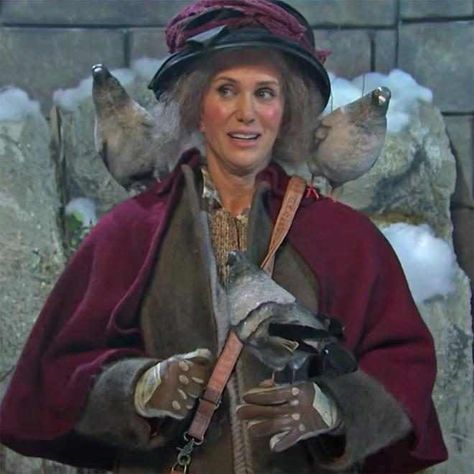 Sure, the turtledoves were nice, but Kristen Wiig knows what the Pigeon Lady in Home Alone 2 really wanted was a warm place to sleep. On NBC's SNL's final episode of 2020, the... Home Alone Costume Ideas, Home Alone Costume, Pigeon Costume, Home Alone Characters, Mid Winter Christmas, Breakfast At Tiffanys Party Ideas, Home Alone 2, Halloween Camping, Home Alone Movie