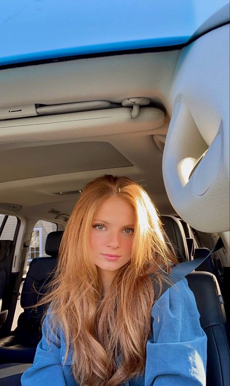 Soft Ginger Hair Color Strawberry Blonde, Sophia La Corte Hair, Ginger Hair With Layers, Ginger Layered Hair, Strawberry Blonde Hair Aesthetic, Girl With Strawberry Blonde Hair, Strawberry Blonde Girl, Ginger Hair With Blonde Streak, Blonde Ginger Hair