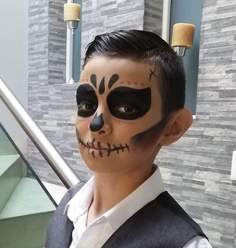 Boys Dia De Los Muertos Makeup Ideas, Dia Los Muertos Makeup, Maquillaje Halloween Infantil, Queen Of Halloween, Day Eye Makeup, Creepy Halloween Makeup, Halloween Makeup Diy, Sugar Skull Makeup, Face Painting Halloween