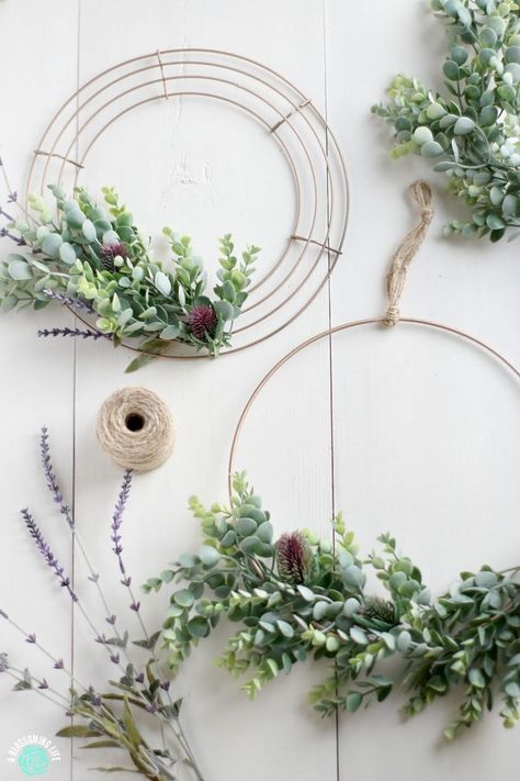 DIY Wreath on a wire wreath with twine to make a perfect DIY Christmas Gift Wire Wreath Ideas, Wire Christmas Wreath, Tulip Wreath Diy, Metal Wreath Ring, Fundraising Crafts, Diy Frühling, Easy Homemade Gifts, Rainbow Diy, Diy Spring Wreath