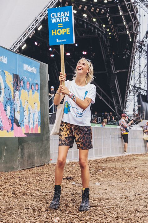 Glasto Outfits, Glastonbury Outfits 2023, Festival Outfit Glastonbury, Shorts Festival Outfit, Glastonbury 2023 Outfits, Festival Inspo 2024, Glastonbury Outfits 2024, Glastonbury Festival Outfit, Comfortable Festival Outfits