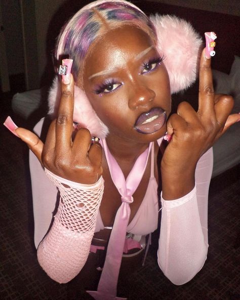 Y2k Girl, Harajuku Outfits, Black Women Makeup, Purple Eyeshadow, Stunning Makeup, Y2k Outfits, Alt Fashion, Gorgeous Makeup, Pretty Makeup