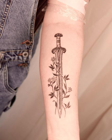 Lunar Feline & Éowyn’s Sword 🗡️ 🌝 Thank you Sarah for coming in and getting this design! I’m glad the Lynx has found a home ☺️ I’m also super happy to see how well Éowyn’s sword healed up! #middleagestyle #goldcoasttattoo #brisbanetattoo #brisbanetattooartist #goldcoasttattooartist #medievaltapestry #knight #knighttattoo #animaltattoo #dog #dogtattoo #lotrtattoo #lotrart #emiscape #bg3 #cosplay #highfantasy #fantasy #lynx #lynxtattoo #darkfantasy #etching #renfaire #artistsguild #eowyn #eo... Lady Of The Lake Tattoo, I Am No Man Tattoo, Eowyn Tattoo, Bg3 Cosplay, Zuko Tattoo, I Am No Man, Brisbane Tattoo, Lake Tattoo, Lotr Tattoo