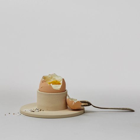 egg cup by Jono Smart at SimpleShape, Remodelista Ceramic Egg Holder, Egg Cups Holders, Ceramic Egg Cups, Pottery Form, Wooden Eggs, Egg Holder, Ceramic Tableware, Egg Cups, Ceramic Design