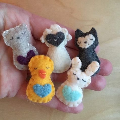 Mini Pocket Critters - New Pattern Release - Swoodson Says Tiny Felt Dolls, Bunny Sewing Projects, Tiny Felt Animals Free Pattern, Small Felt Animals, Animal Sewing Projects, Mini Sewing Projects, Pocket Critters, Pocket Crafts, Felt Softies