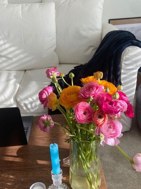 Studio Apartment Decor, Sunday Flowers, Boquette Flowers, Flower Vase Arrangements, Flower Guide, Flower Shower, Nothing But Flowers, Flower Therapy, Vase Arrangements