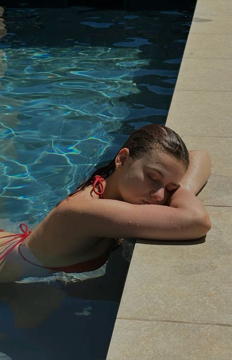 Head Resting On Arms Pose, Swimsuit Pool Poses Ideas, Swimsuit Pool Photoshoot, Rooftop Pool Photoshoot, Pool Girls Aesthetic, Pool Selfie Instagram, Aesthetic Pool Photos, Swimsuit Poses Ideas Pool, Swimming Pool Pic