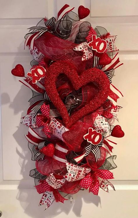 Valentine Door Swag Diy, Valentine Swags For Front Door, Valentine Wreath Craft, Valentine Door Decorations, Diy Valentines Day Wreath, Valentine Wreath Diy, Valentines Door Hanger, Valentine Tree, Diy Valentine's Day Decorations