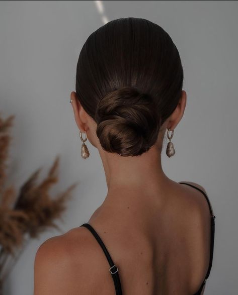 Wedding Hair Updo Sleek, Bride Hairstyles Round Face, Sleek Bridal Bun With Veil, Slick Back Hairstyles Wedding, Round Face Updo, Bridal Hair For Round Face, Low Bun Wedding Hair Front View, Sleek Updo Hairstyles, Frontal Styles