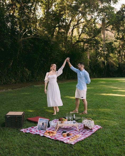 O casal piquenique 🧺 @mirelatasca & @eu.eduguimaraes Esse dia foi incrível! Parece que fomos passear e voltamos com fotos sensacionais. 🤍 Pre Wedding, Mural