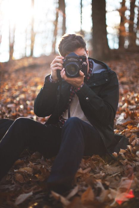 The photographer photography male outdoors camera autumn guys leaves Fall Photography Nature, Fotografi Urban, Foto Portrait, Fotografi Kota, Pose Fotografi, Shotting Photo, Men Photography, Autumn Nature, Male Photography