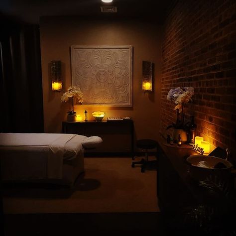 Dark Massage Room Aesthetic, Dark Massage Room, Moody Spa Room, Massage Room Design Luxury, Massage Therapy Studio, Reiki Room Decor, Massage Room Ideas, Home Massage Room, Spa Room Ideas