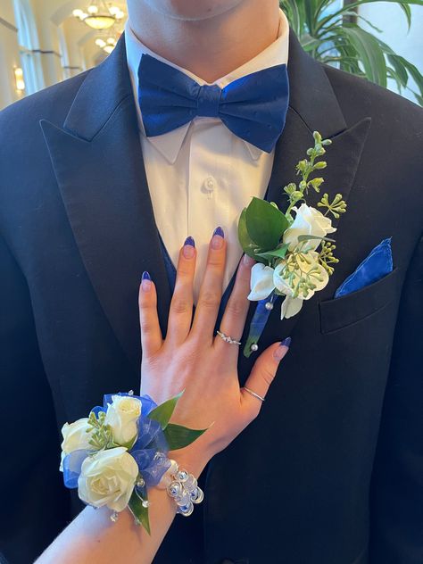 Prom Corsage Blue, Formal Corsage, Prom Flowers Bouquet, Prom Flowers Corsage, Blue Corsage, Prom Planning, Homecoming Flowers, Prom Bouquet, Prom Corsage And Boutonniere