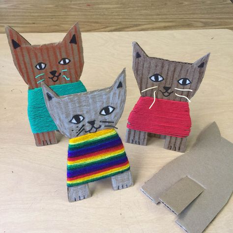 Cardboard Kittens. Students that may not be ready for weaving can have fun wrapping yarn to make a sweater for their kitty. #cardboard Kitten Art, Cardboard Art, Crafty Kids, Kindergarten Art, Craft Projects For Kids, Cat Crafts, Hungry Caterpillar, Camping Art, Childrens Crafts