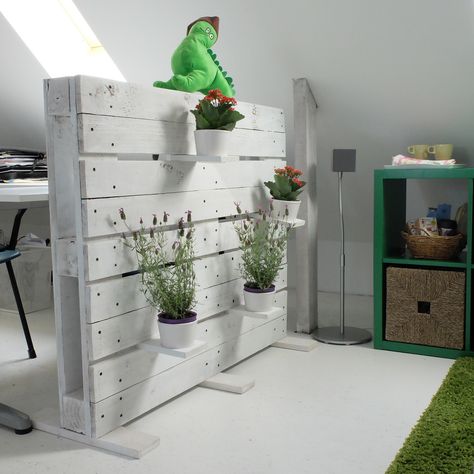 separation wall from an old pallet Diy Office Divider Ideas, Diy Pallet Privacy Wall, Pallet Partition, Pallet Privacy Wall, Pallet Room Divider, Outdoor Divider Wall, Room Seperator, Room Divider Ideas Bedroom, Tiny Cabins Interiors