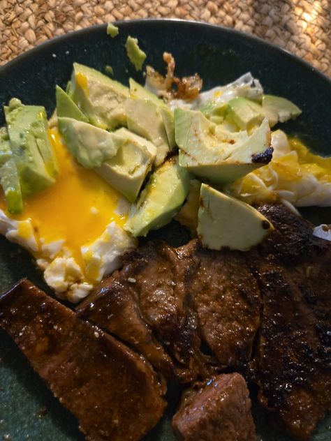 Steak and eggs with avocado.  Someone say protein? Egg And Steak Breakfast, Steak Eggs Avocado, Healthy Steak Recipes, Healthy Steak, Egg Lunch, Steak Breakfast, Steak And Eggs, Steak Recipes, Pretty Food