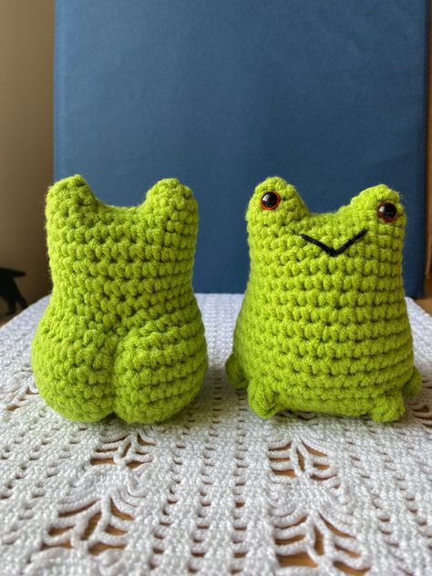 Crochet Objects, Crochet Funny, Dashboard Decor, Happy Frog, Frog Crochet, Funny Crochet, Frog Plush, Big Bum, Easy Crochet Animals