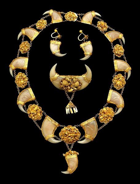 Victorian Raj era, filigree mounts and medallions with phoenix, lion, beetles, fruit, flowers: necklace with ten graduated tiger claws and one central claw pendant, a double-claw brooch, and a pair of single-claw earrings Elephant Teeth Jewellery In Gold, Miraculous Ideas, Period Jewelry, Tiger Claw, Claw Earrings, Bears Nails, Claw Necklace, Antique Jewelry Box, Gold Teeth