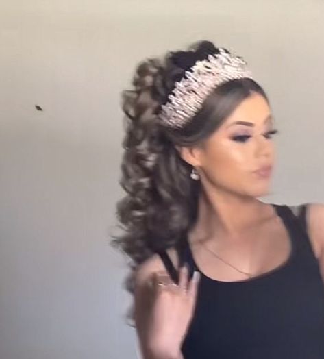 Quince Hair With Highlights, Quiencera Hairstyles Down, Hairstyles For 15 Party, Quinceanera Hairstyles With Flower Crown, Full Crown Hairstyles, Hair Styles Sweet 16, Quincera Hairstyles Hair Down, Hair Ideas For Sweet 16, Quinceanera Hairstyles For Long Hair With Crown