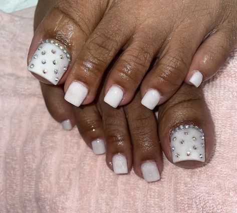 White Gel Nails With Design Rhinestones, Gem Toenail Designs, Pedicure White Design, Pedicure With Rhinestones Toenails, White Toenails Design, Toe Nail Rhinestone Designs, White Pedicure With Rhinestones, White Acrylic Toes With Rhinestones, Bling Toe Nails Rhinestones