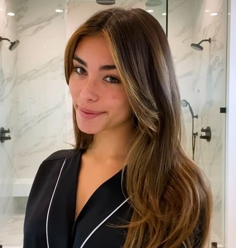 Madison Beer Bangs, Madison Beer Makeup, Madison Beer Hair, Brunette Hair With Highlights, Spring Hair Color, Brown Hair Balayage, Vogue Beauty, Model Aesthetic, Brown Hair With Highlights