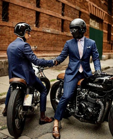 Xe Ducati, Biker Photography, Cafe Racer Design, Men Moda, Biker Photoshoot, Motorcycle Suit, Cafe Racer Bikes, Vespa Vintage, Sport Motorcycle