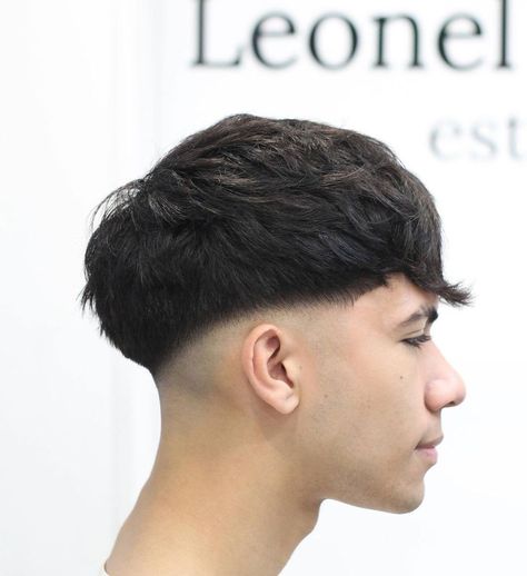 Stylish V-Shaped Haircuts for the Modern Man Aesthetic Haircuts For Boys, Low Fade En V, U Shaped Haircut, Tutorial Haircut, Men Short Hair Fade, V Shaped Haircut, Boys Fade Haircut, Taper Fade Short Hair, Haircuts For Balding Men