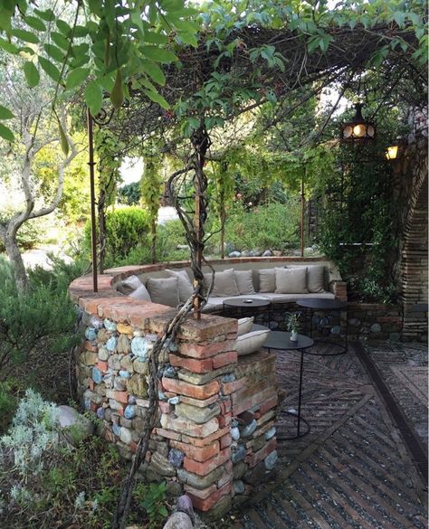 Steal This Look: Built-In Brick Seating for a Tuscan Terrace - Gardenista Brick Seating, Tuscan Terrace, Seat Wall, Fire Pit Decor, Easy Fire Pit, Fire Pit Materials, Small Fire Pit, Rustic Fire Pits, Fire Pit Lighting