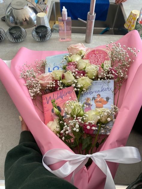 Book Bouquet Aesthetic, Book Bouquet Gift, Book Bouquet, Surprises For Her, Flower Gift Ideas, Romantic Books, Dream Gift, Flower Therapy, Luxury Flowers