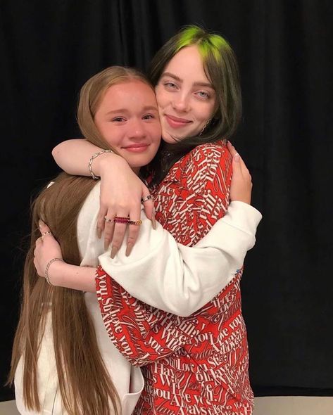 billie eilish today at the m&g with a fan in russia #billieeilish #billieeilishedits #billieeilishmusic #billieeilishfanart Billie Eilish Hugging Fans, King Pictures, Daveed Diggs, Lion King Pictures, Fan Picture, She Song, A Magazine, Big Love, Woman Crush